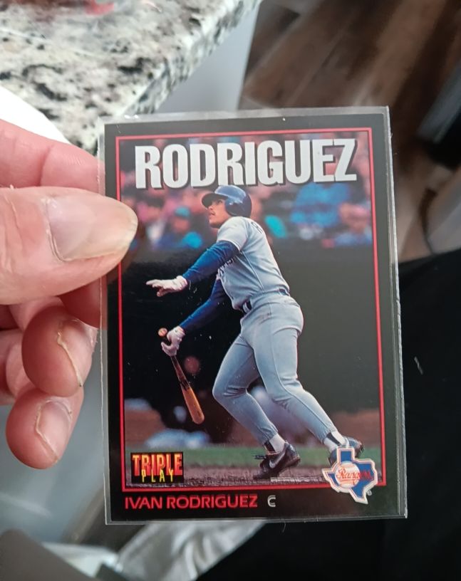 1993 Donruss Triple Play #16 Ivan Rodriguez — front