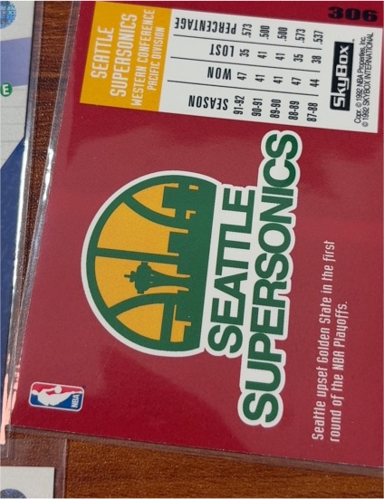 1990 SkyBox #306 Seattle Supersonics Team — front