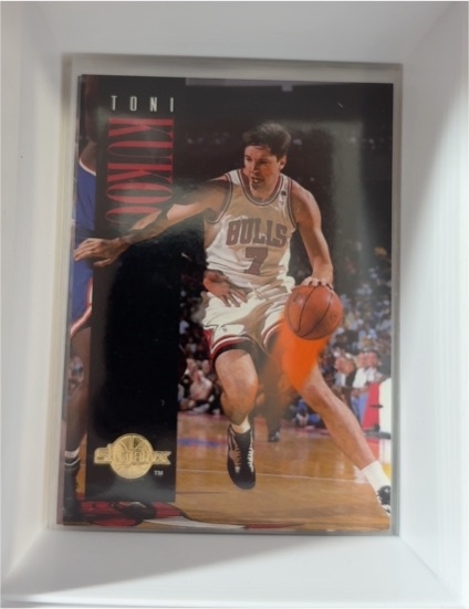 1994-95 SkyBox Premium #24 Toni Kukoc Chicago Bulls — front