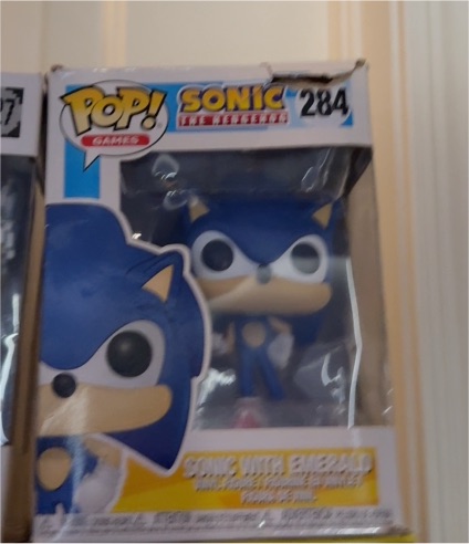 Funko Pop! Games #284 Sonic with Emerald — front