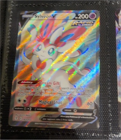 2021 Pokémon TCG SWSH Evolving Skies #174 Sylveon V — front