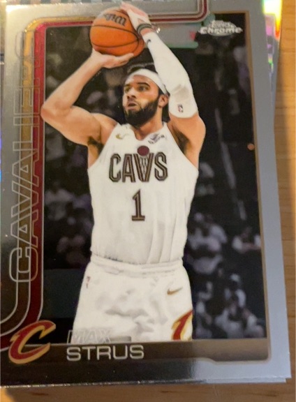 2025-26 Topps Chrome #32 Max Strus — front