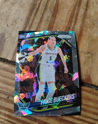 2025 Panini Prizm WNBA #5 Paige Bueckers Cracked Ice Rookie — front