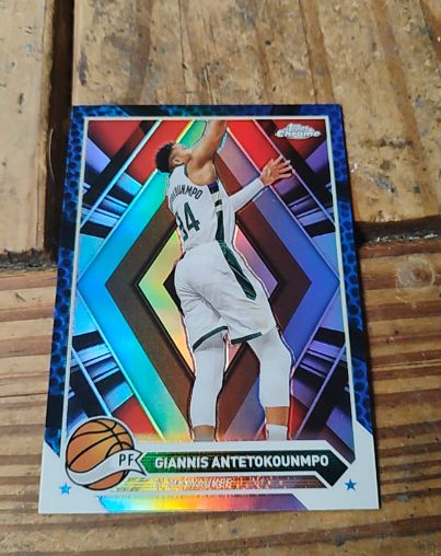 2023-24 Topps Chrome #15 Giannis Antetokounmpo — front