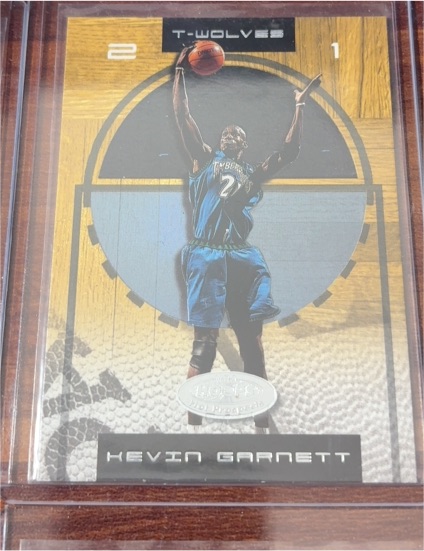 2001-02 Hoops Hot Prospects #4 Kevin Garnett — front