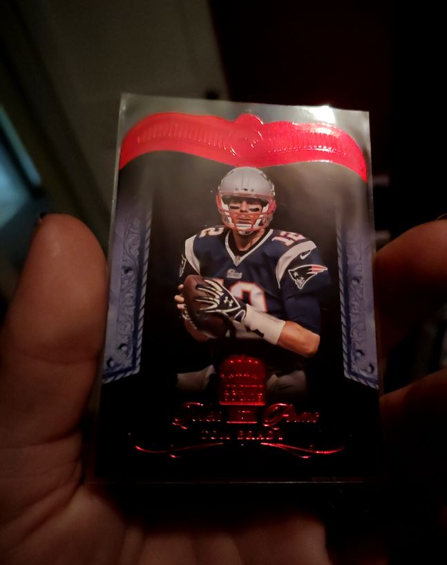 2015 Panini Crown Royale Men at Arms Die-Cuts Red Tom Brady #MA3 — front