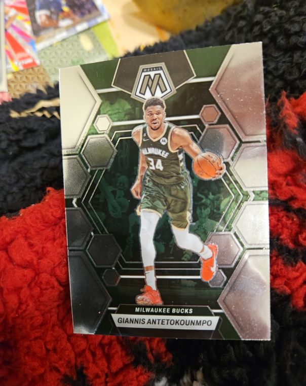 2022-23 Panini Mosaic #15 Giannis Antetokounmpo — front