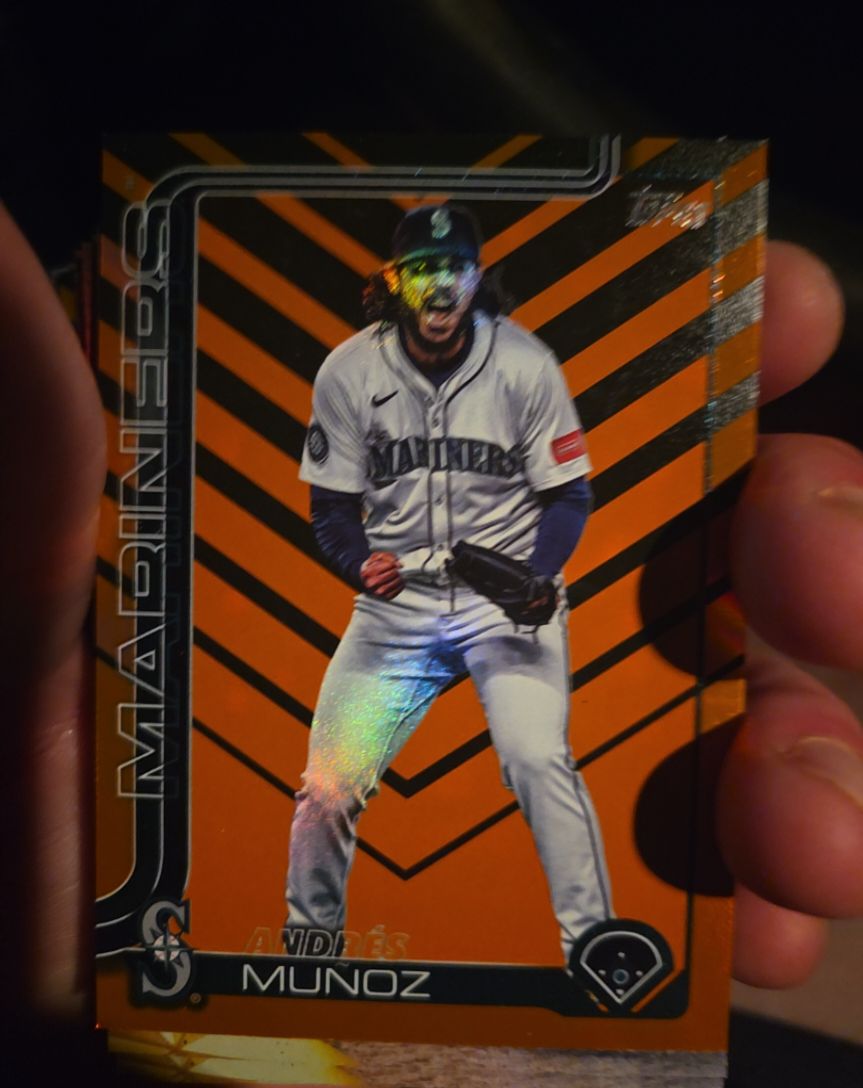 2025 Topps Update Series #US12 Andrés Muñoz Holiday Orange & Black Foil — front
