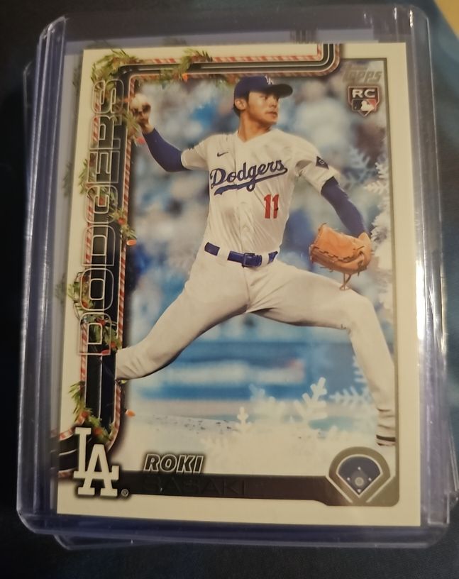 2025 Topps Holiday #H23 Roki Sasaki — front