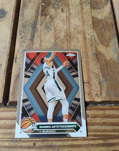 2023-24 Topps Chrome #15 Giannis Antetokounmpo — front