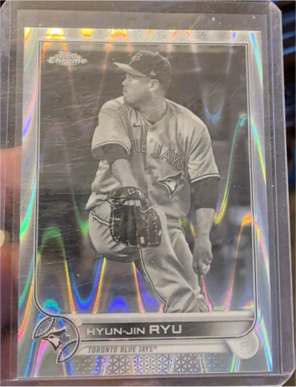 2022 Topps Chrome Sonic #122 Hyun-Jin Ryu Black & White RayWave — front