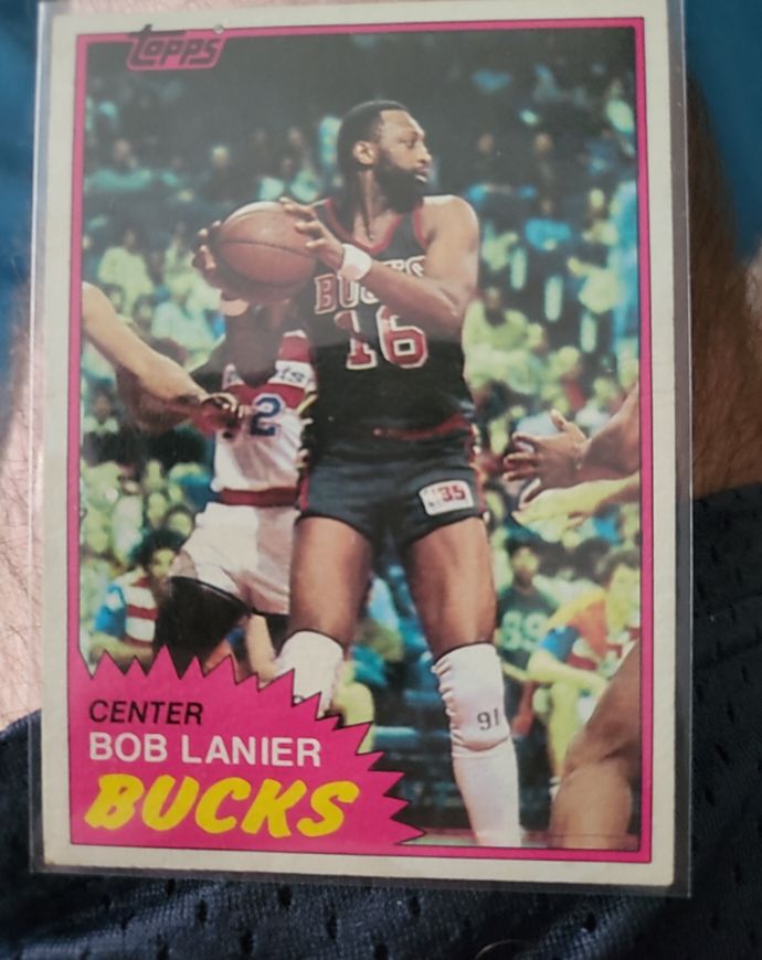1981-82 Topps #25 Bob Lanier Milwaukee Bucks — front