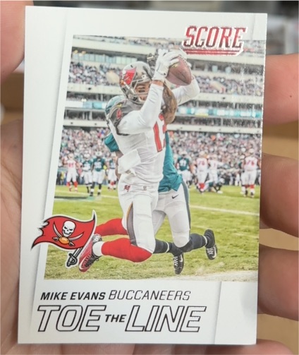 2016 Panini Score #5 Mike Evans Toe the Line — front
