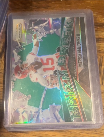 2025 Panini Prizm #8 Patrick Mahomes II Prizm Break Green Wave — front