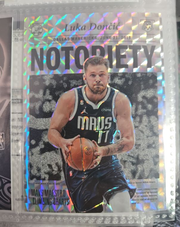 2022-23 Panini Mosaic #4 Luka Dončić Notoriety — front