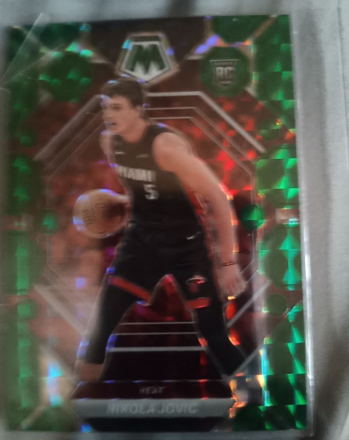 2022-23 Panini Mosaic #244 Nikola Jovic Green Mosaic Prizm Rookie Card — front
