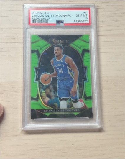 2022 Panini Select #61 Giannis Antetokounmpo Neon Green — front