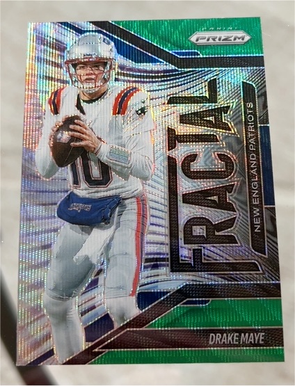 2025 Panini Prizm #7 Drake Maye Fractal Green Wave — front