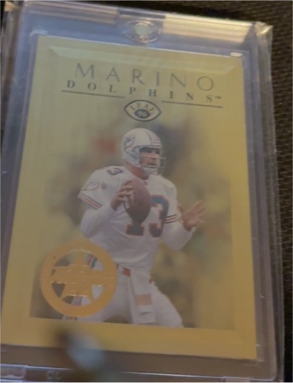 1996 Leaf #4 Dan Marino 22K Gold Leaf Stars — front