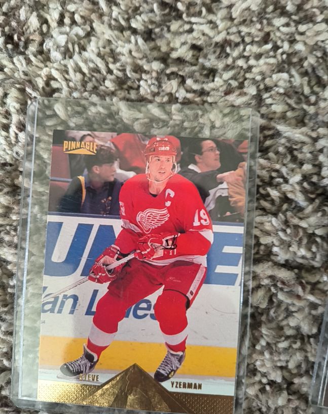 1996-97 Pinnacle #25 Steve Yzerman — front