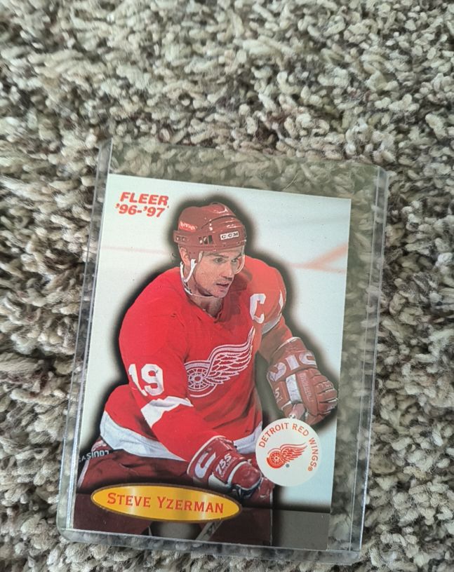 1996-97 Fleer #35 Steve Yzerman — front