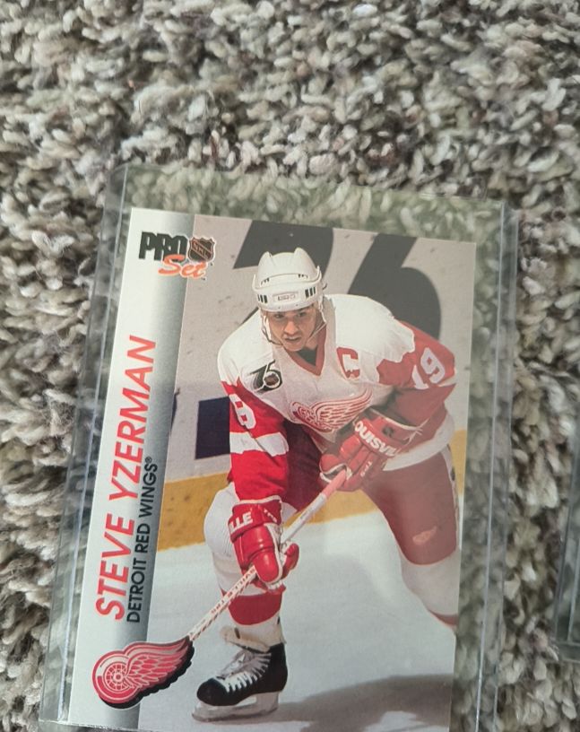 1992-93 Pro Set #39 Steve Yzerman — front