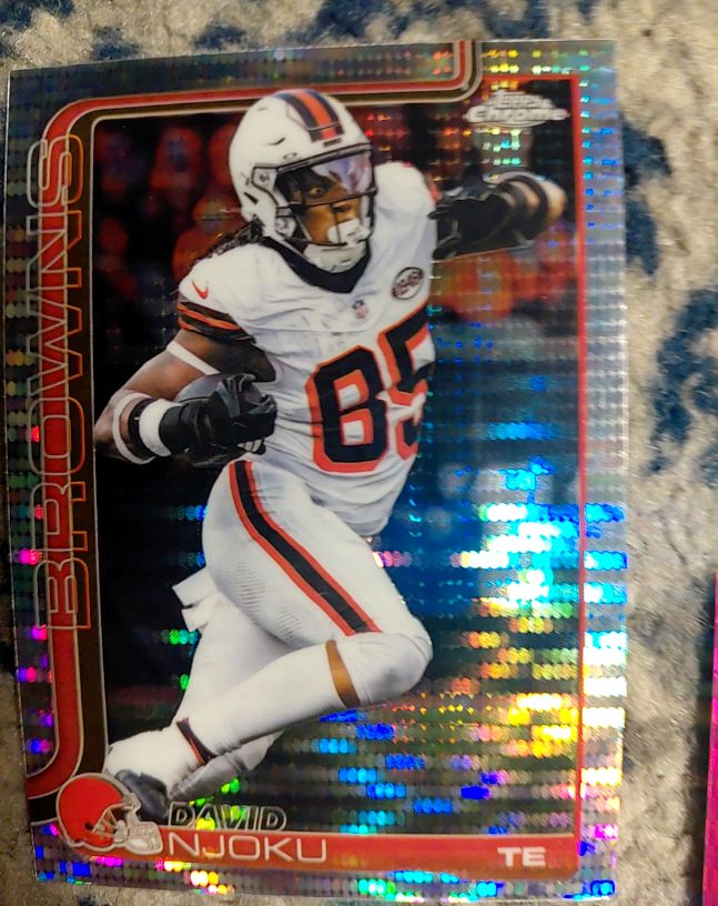 2025 Topps Chrome #69 David Njoku Pulsar Refractor — front