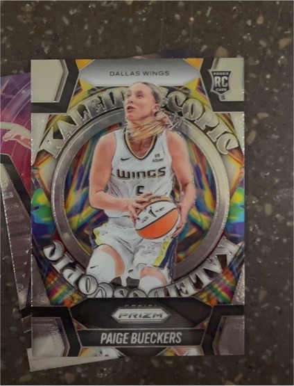 2025 Panini Prizm WNBA #14 Paige Bueckers Kaleidoscopic Rookie — front