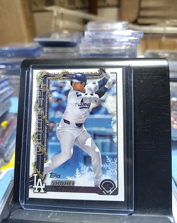 2025 Topps Holiday #H200 Shohei Ohtani — front