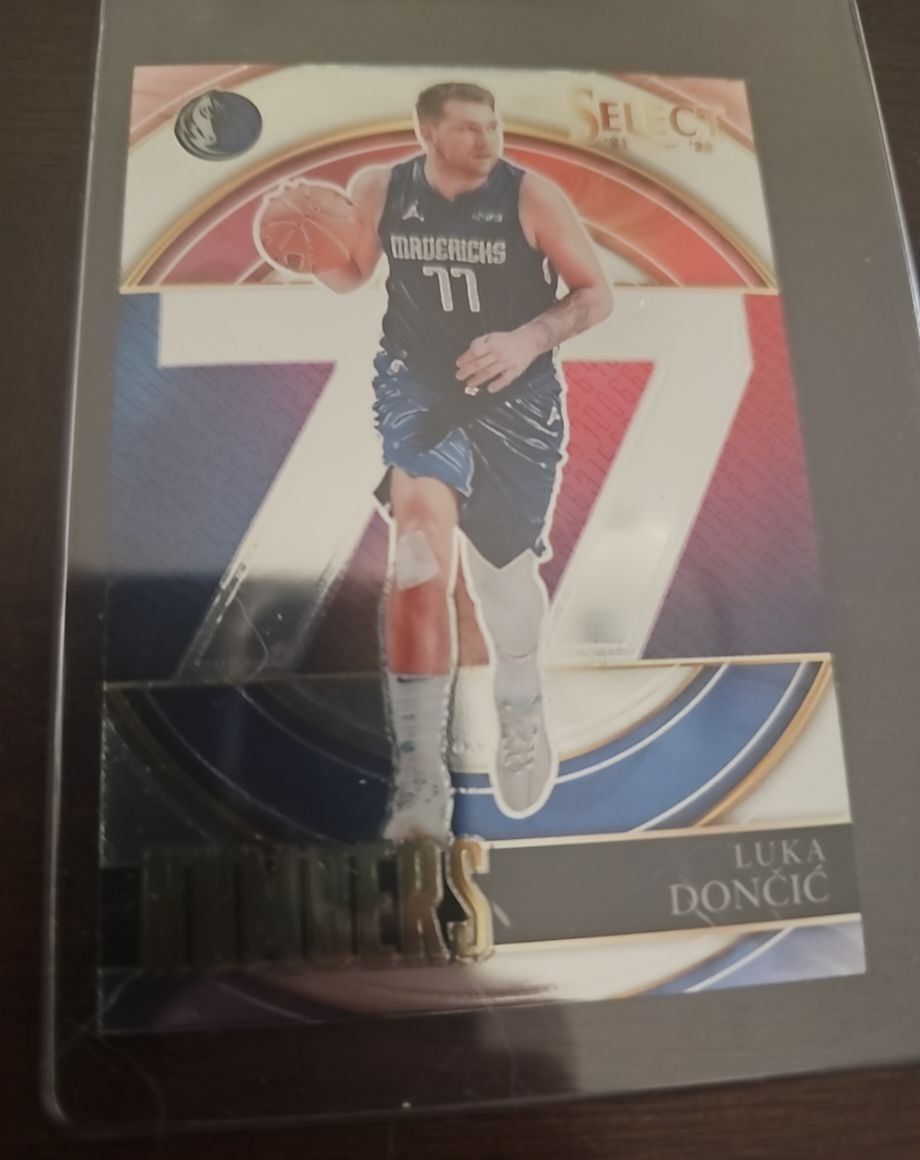 2021-22 Panini Select #7 Luka Dončić — front