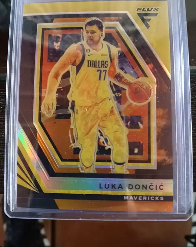 2022-23 Panini Flux #105 Luka Dončić — front