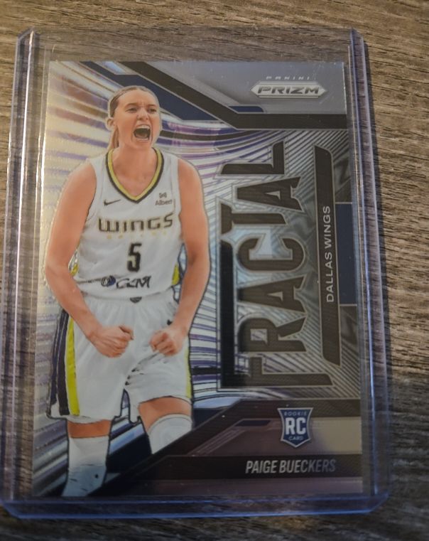2025 Panini Prizm WNBA #13 Paige Bueckers Fractal Rookie — front