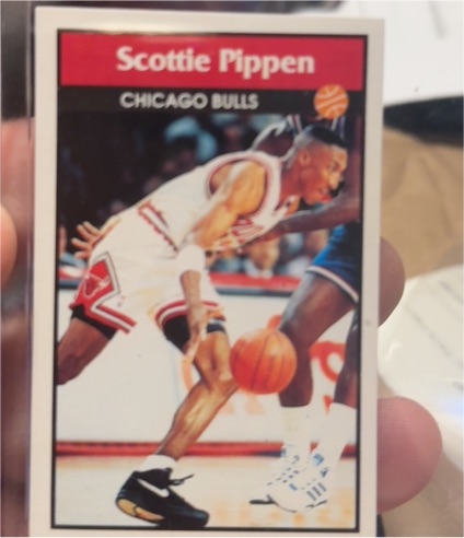 1992-93 Panini Sticker #127 Scottie Pippen — front