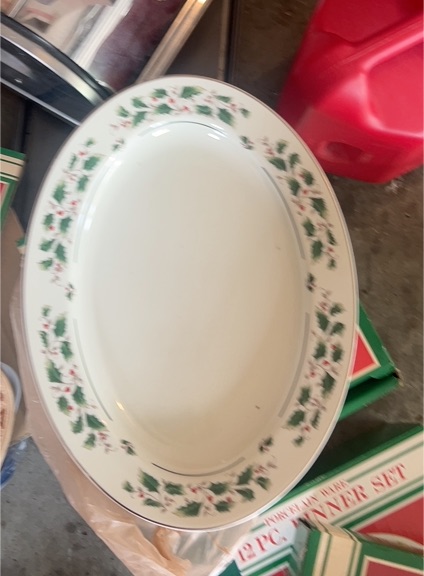 Home for the Holidays Holly Holiday 14" Oval Platter — front