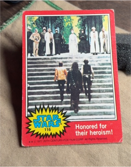 1977 Topps Star Wars Red Series 2 #116 Honored for their heroism! — front
