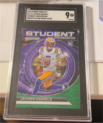 2024 Panini Prizm Draft Picks #SO-JD Jayden Daniels Student Orientation Green Pulsar Prizm — front