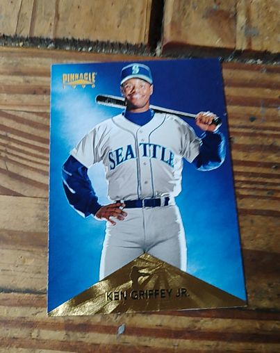 1996 Pinnacle #122 Ken Griffey Jr. — front