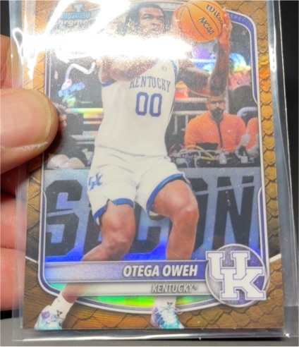 2025-26 Bowman Basketball #BCP-98 Otega Oweh Reptilian Refractor Kentucky Wildcats — front