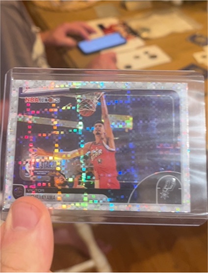 2025-26 NBA Hoops #286 Victor Wembanyama Pixel Burst San Antonio Spurs — front