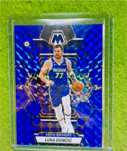 2022-23 Panini Mosaic #1 Luka Dončić Reactive Blue Mosaic Prizm — front