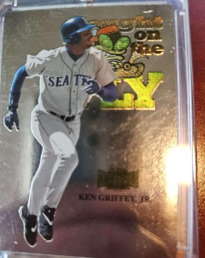 1999 Skybox Metal Universe #233 Ken Griffey Jr. Caught on the Fly — front