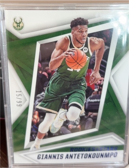 2021-22 Panini Chronicles #123 Giannis Antetokounmpo — front