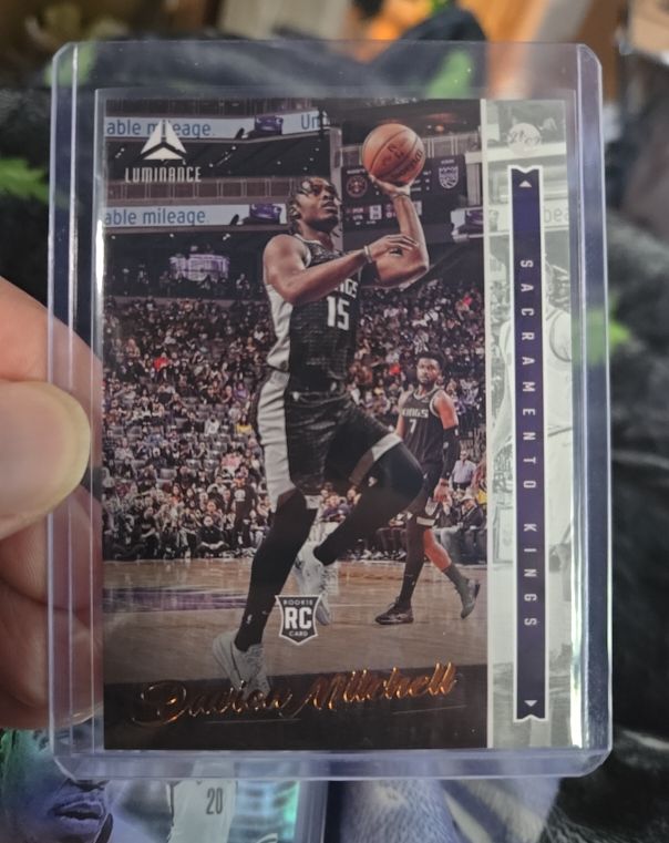 2021-22 Panini Chronicles Luminance #244 Davion Mitchell — front