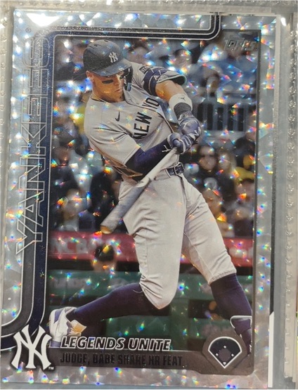 2025 Topps Update #US86 Aaron Judge Legends Unite Sand Glitter — front