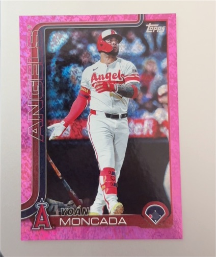 2025 Topps Update #US24 Yoán Moncada Pink Holo Foil — front