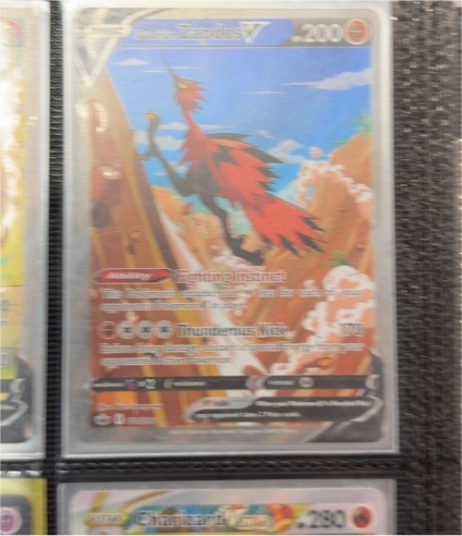 2021 Pokémon TCG Chilling Reign #174 Galarian Zapdos V — front