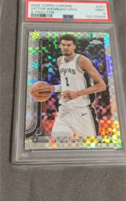 2025 Topps Chrome #221 Victor Wembanyama — front