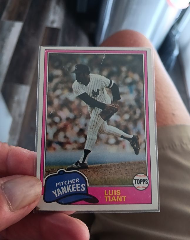 1972 Topps #300 Luis Tiant — front