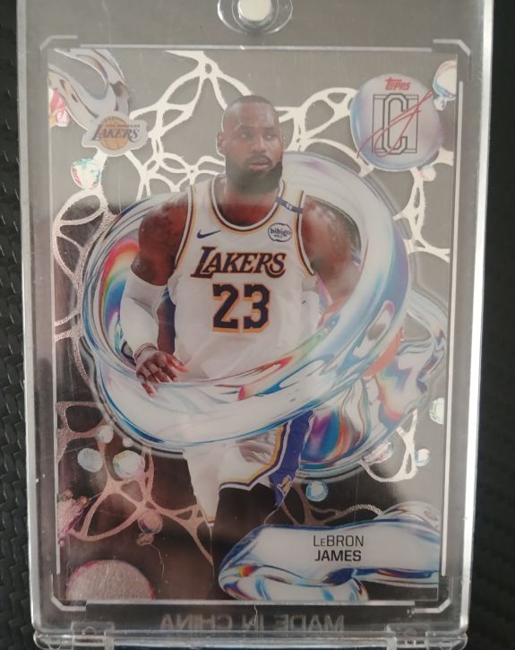 2020 Topps Chrome LeBron James Lakers — front