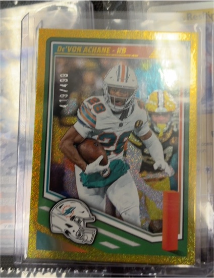 2025 Panini Score #123 De'Von Achane Miami Dolphins Gold Dots — front